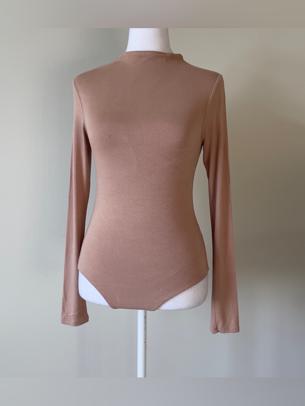 naked wardrobe Long Sleeve Mock Neck Bodysuit - Taupe EUC Size Medium